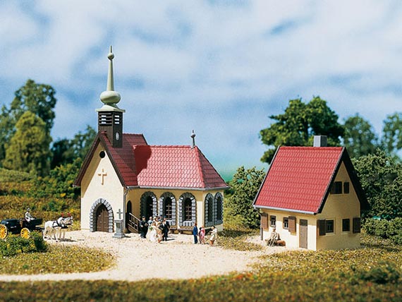Церковь и небольшой домик
