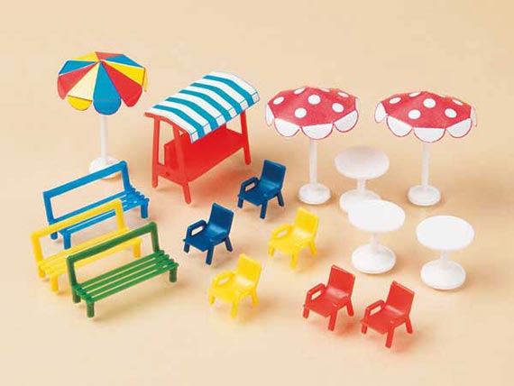 Столы, стулья и зонтики от солнца 