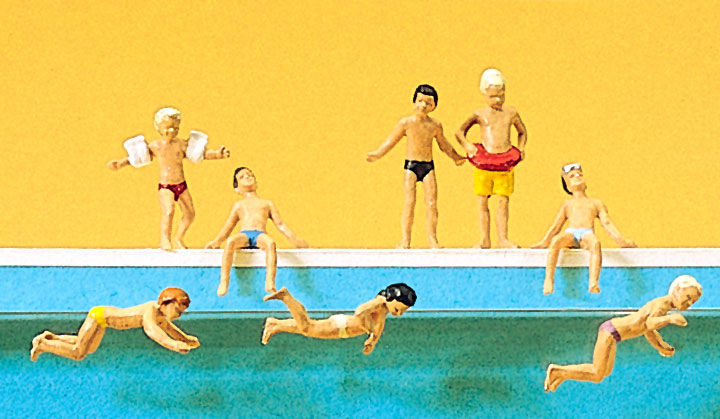 Дети в бассейне