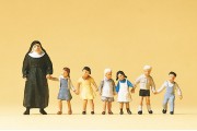 Монахиня с детьми