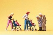 Мамы и дети в колясках