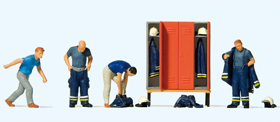 Пожарные в раздевалке